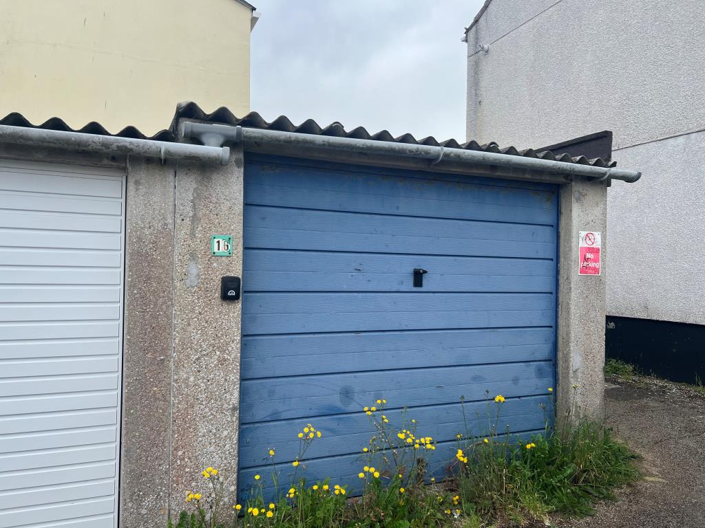 Lot: 39 - VACANT LOCK-UP GARAGE IN RESIDENTIAL LOCATION - Garage en bloc